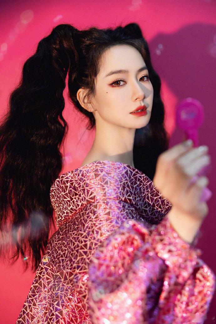 #中国服装设计师名人堂# 戚薇身穿中国“金顶奖”设计师王钰涛品牌中国国际时装周S
