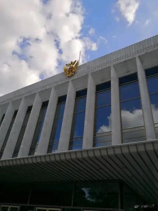 海牙国际法院以“战争罪”对普京下达了逮捕令，二年多过去了，又能怎样？普京这次还跑