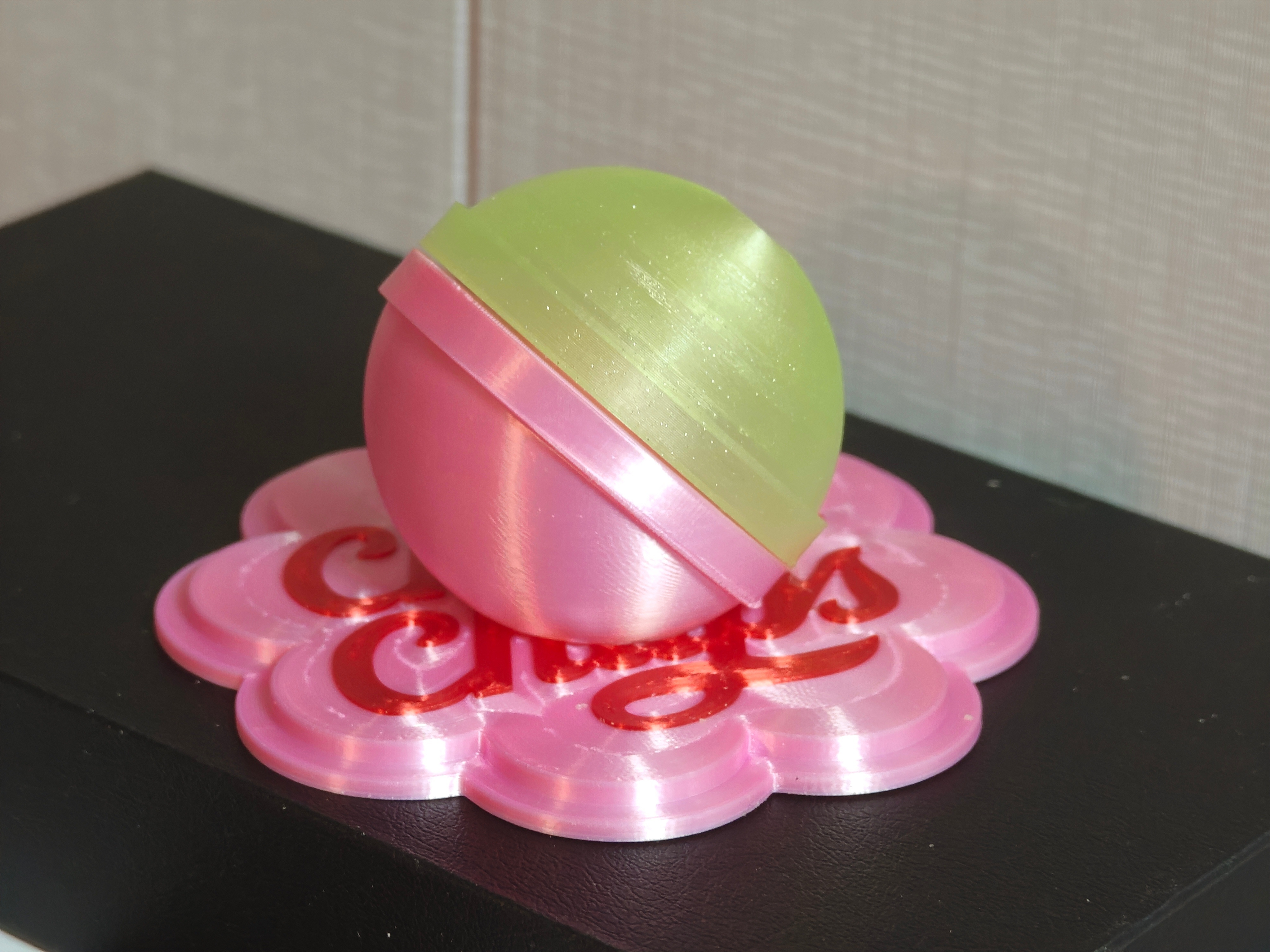 给同事3d打印的触控笔底座，免得笔经常找不到。造型是棒棒糖，字是珍宝，棒棒糖的名