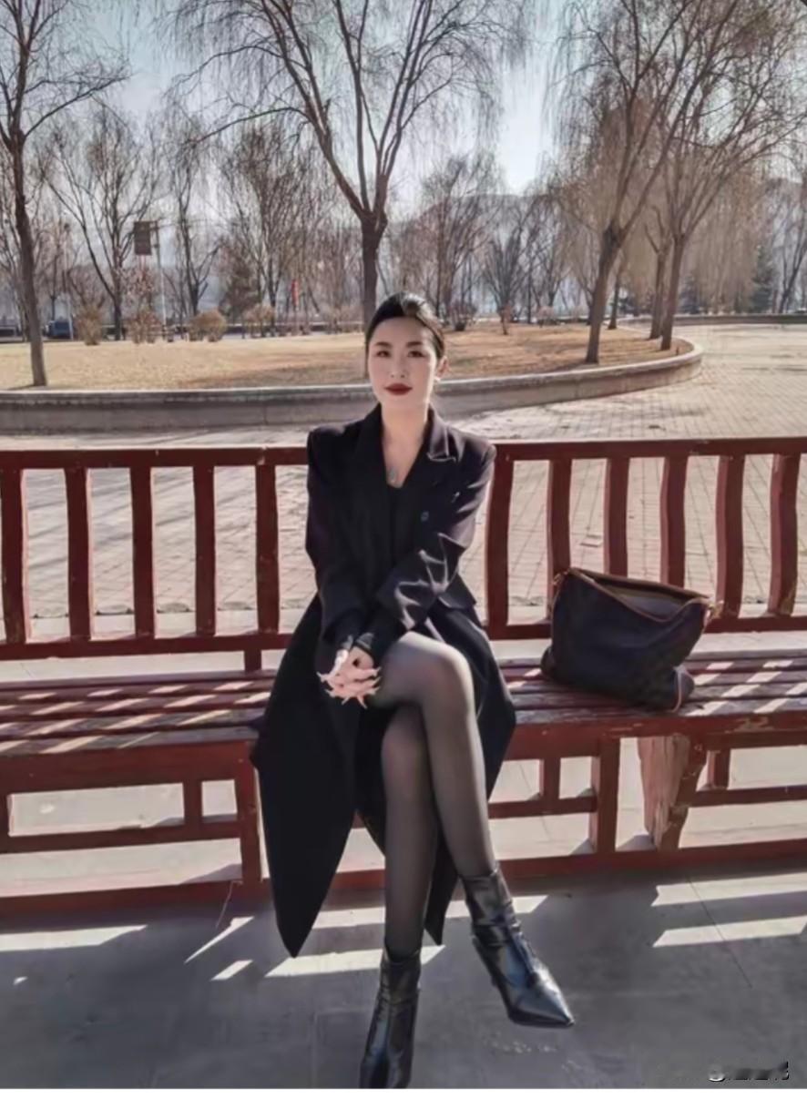 我觉得一点都不丢人。
每个人的经济状况和消费观念不同，
有人觉得一百元买不到好衣