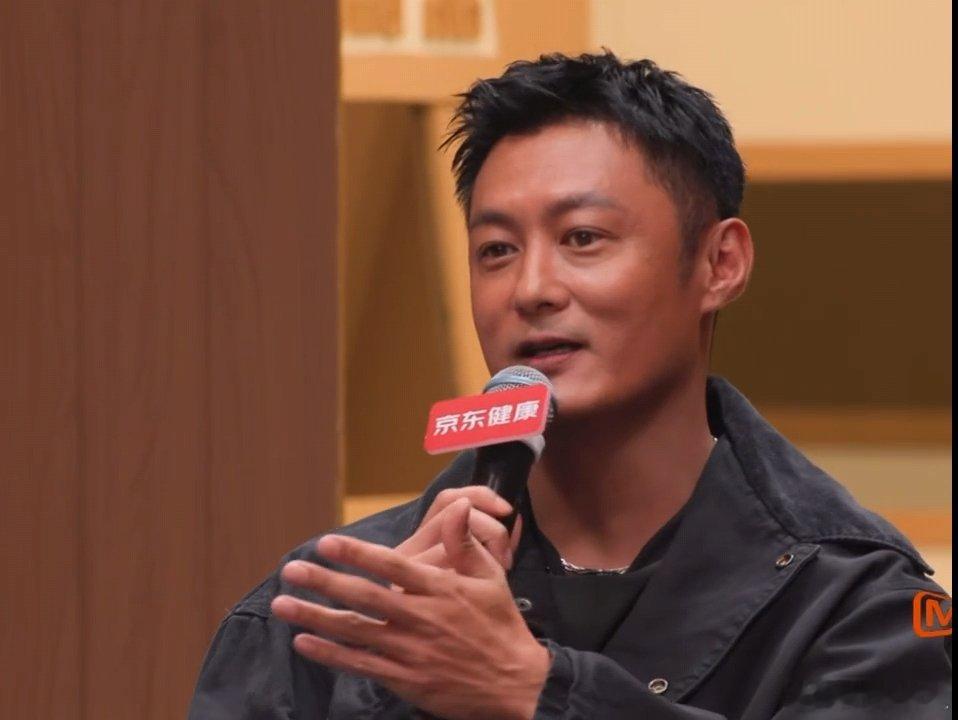 余文乐肤色余文乐黑皮  一看余文乐就是度假回来了，这个肤色好健康披荆斩棘直播