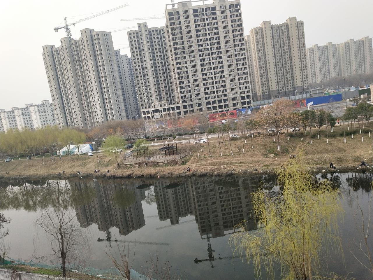 钓鱼人真的很守时守点。

一大早起来，家门口的河前面己坐满了钓鱼人。

看看时间