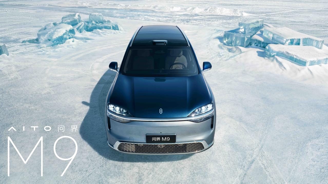 问界M9这次换新装，有点意思。三款双拼色——大漠金棕、沧海银蓝、赛里木青，灵感分