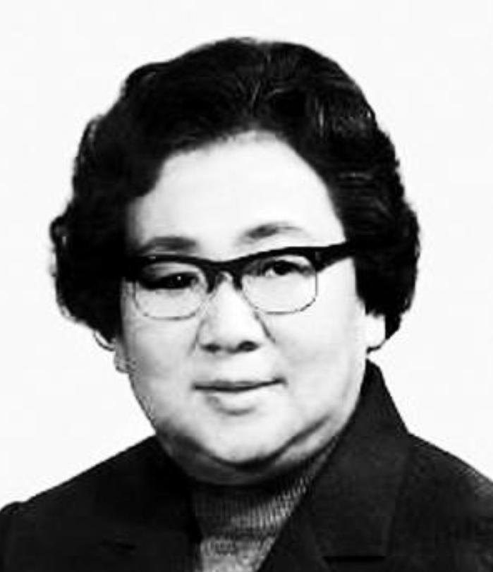 1943年，一17岁中国少女被抓进了纳粹集中营。突然，德国士兵在少女的身上发现了