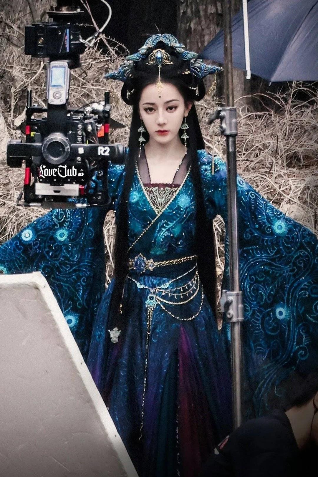 迪丽热巴贺思慕新头饰美炸天，魅力无限[机智][灵光一闪]！
迪丽热巴女神又带来惊