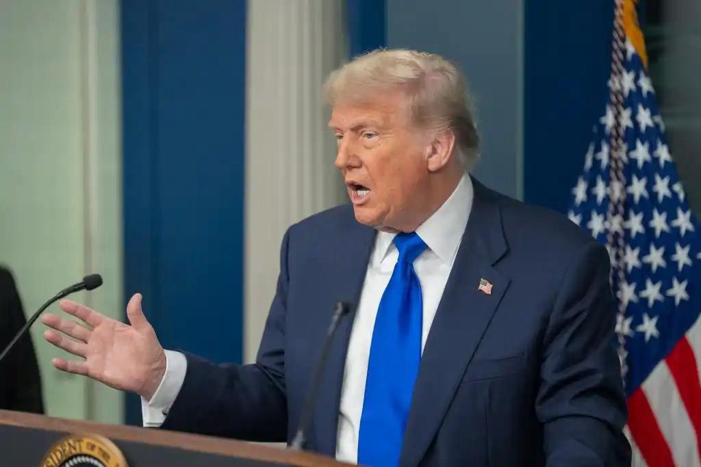 当地时间12月16日，特朗普政府祭出两项强硬举措：将委内瑞拉现政府定性为“外国恐