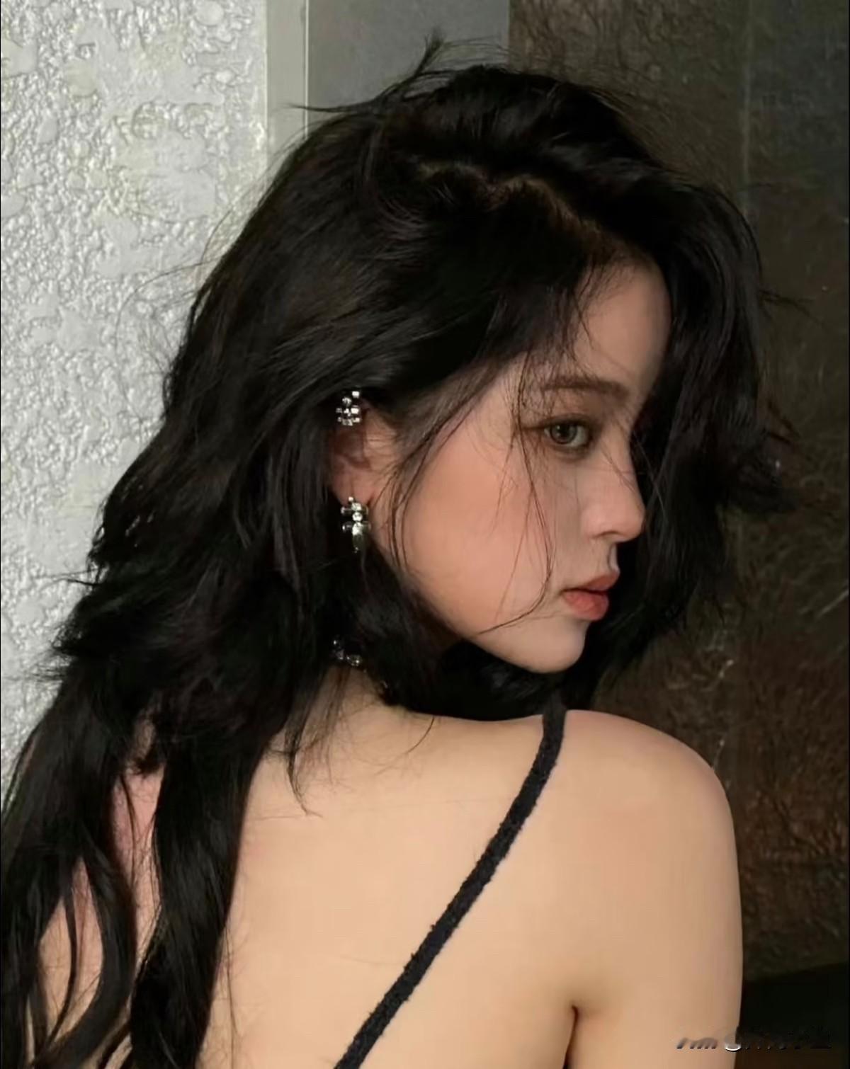 欧阳娜娜这套黑裙有女人魅力！

一身细肩带黑色吊带裙，简约剪裁衬出精致肩颈线条，