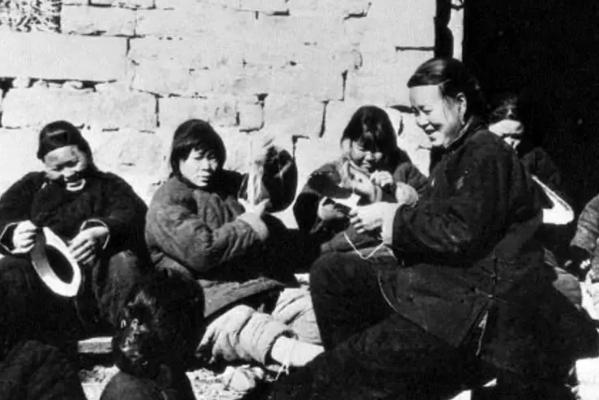 1941年，30岁的哑巴女子明德英，用乳汁救活了18岁的庄新民。44年后，已经6