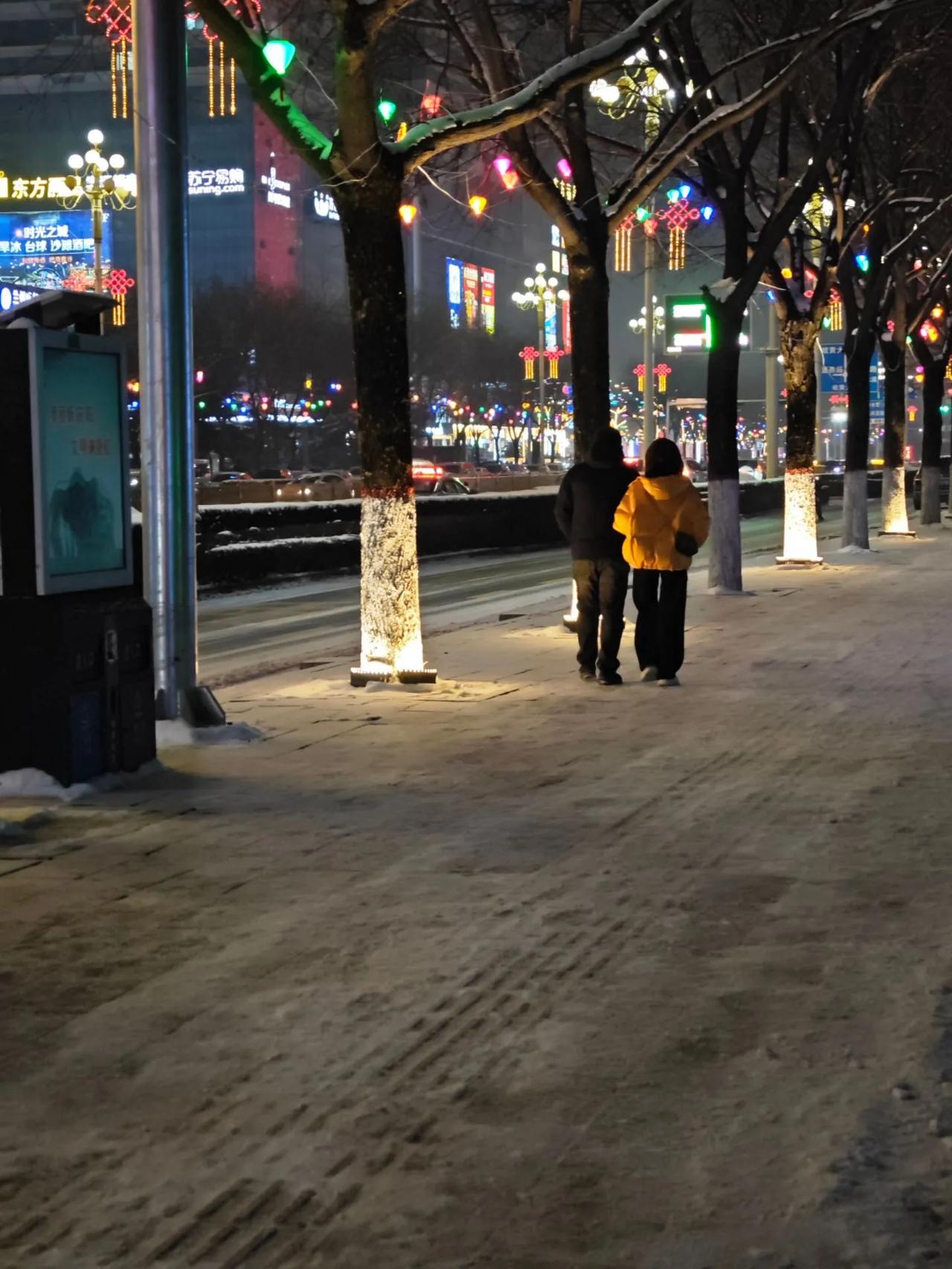 我认识老太太是因为她和我妈妈同住一间病房。我妈妈住院治疗心脏病，我每天都会去陪她