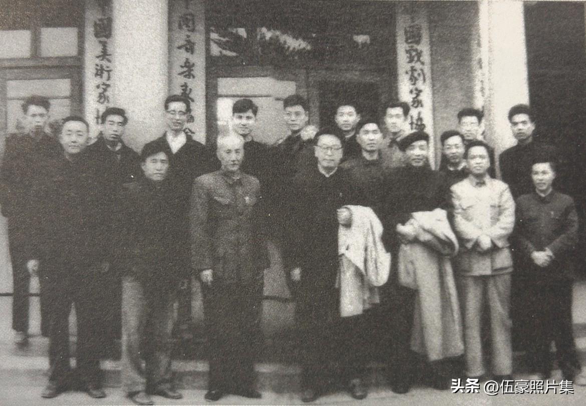 1964年，中国美协武汉分会部分成员及领导来宾等在文联办公楼前合影（张明建提供）