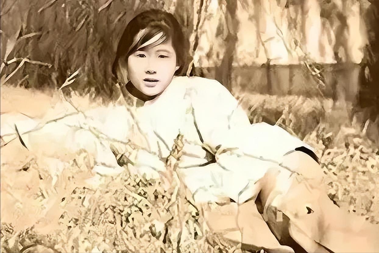 1938年5月，台儿庄战役中，一女护士正要抢救受伤的连长。突然，一个军官挥刀将连