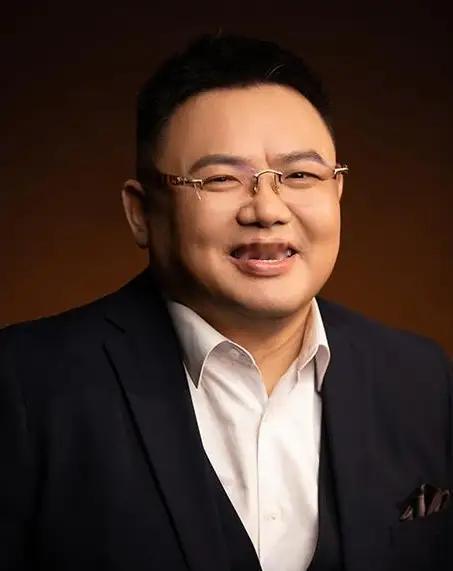 2014年，白伟民的公司倒闭，所有人都选择离开，只有一个人赖着不走，白伟民问她: