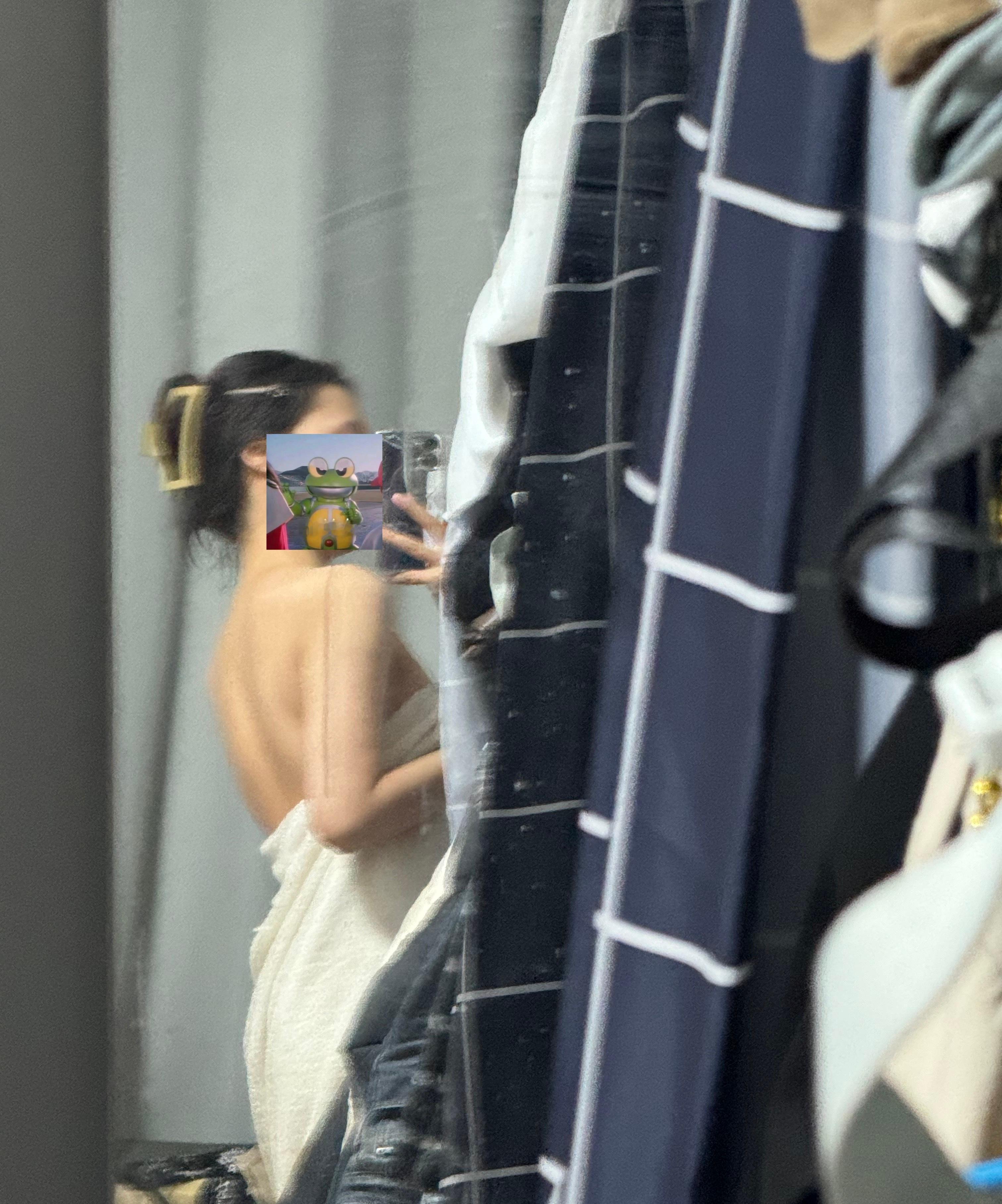好爱喜欢澡裸着照镜子 就。。觉得很。。美。 