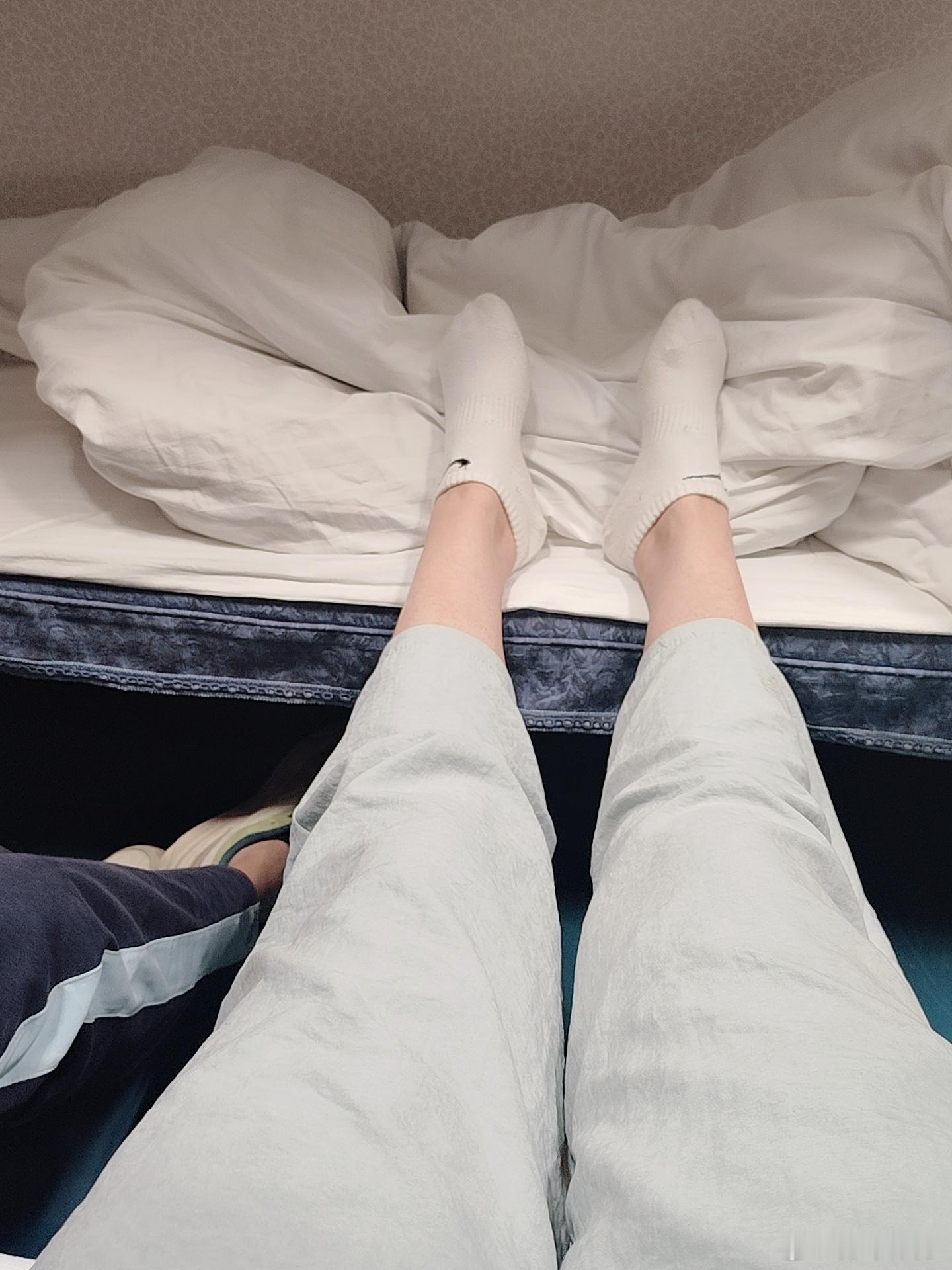 这两天在车上时间多，希望家里人能多一点健康。人生本就是不断出发与抵达，奔波是常态