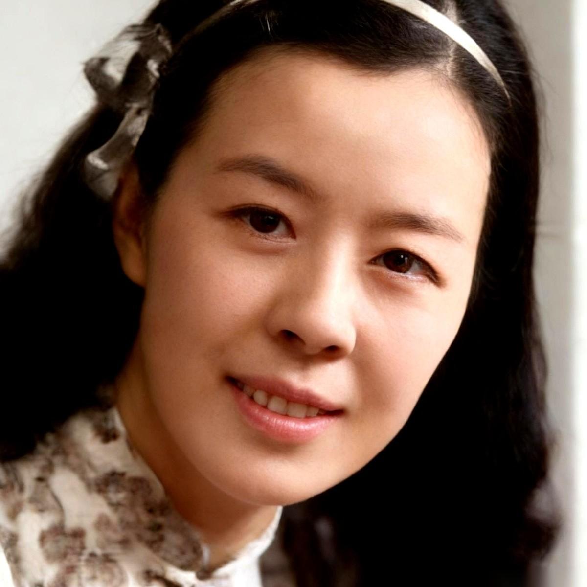 看到曾昭燏先生那张留学法国的老照片时，我恍惚了一下。
就那么静静地站着，衣着朴素