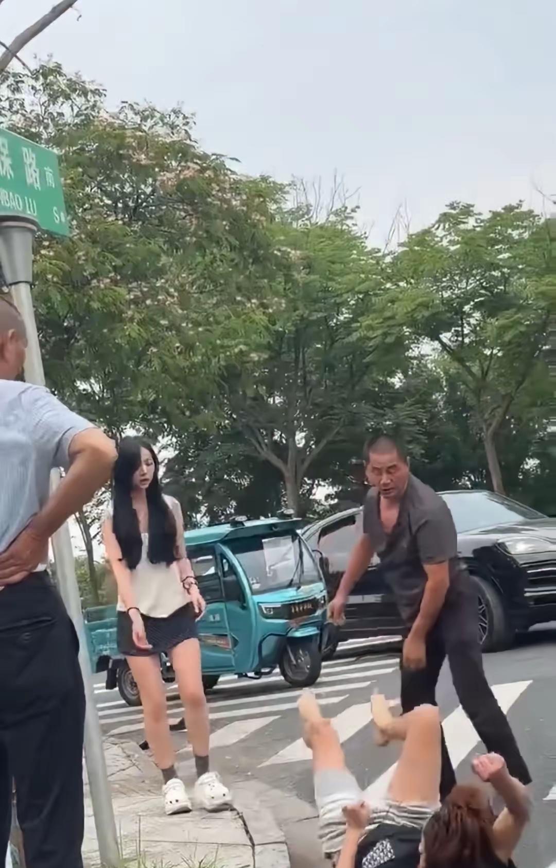 6月26号下午，山东一条主干道上，一辆黑色保时捷和一辆蓝色三轮车在斑马线前头蹭上