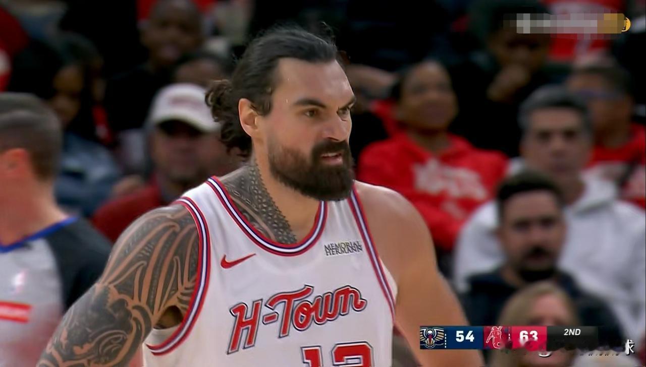 我必须要怒赞火箭中锋亚当斯！在今天进行的火箭和鹈鹕的比赛中，目前双方的上半场比赛