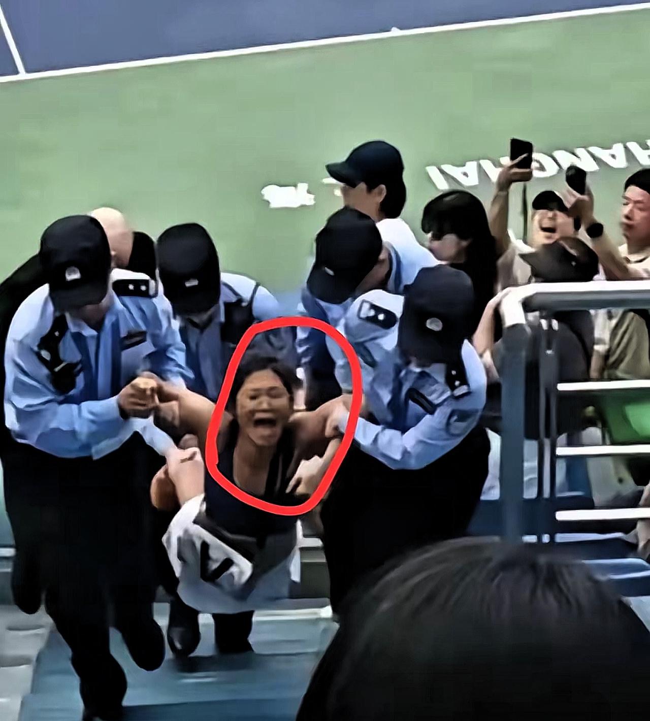 怪不得谢某某敢在旗忠网球中心肆无忌惮
​持续大声喧哗
​原来是有人啊
​而且还不