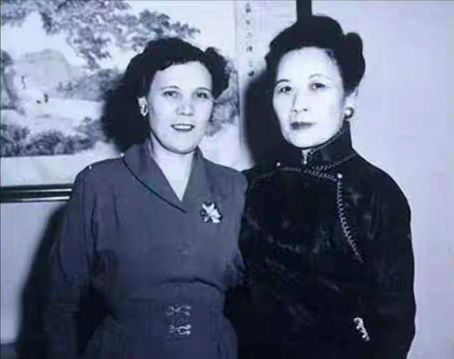 宋美龄与蒋方良合影，宋美龄那气质高贵又自信，娘家背景强大的女人就是不一样。而蒋方