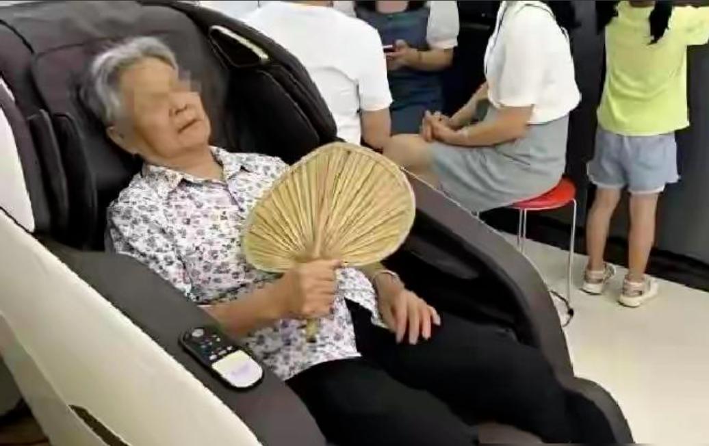 63岁老太太连续7年去商场乘凉蹭空调，店员从不撵她走，但是店员被开除当天，老太对