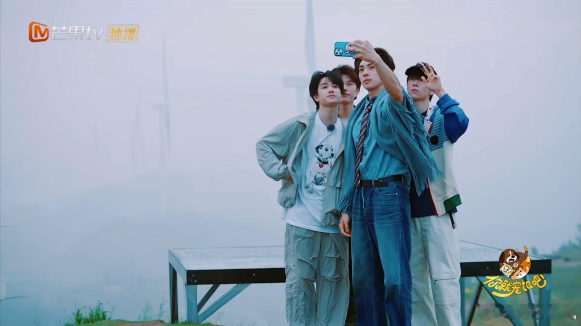 天公不作美但这四个人友情很美他们在一起的感觉就让人很放松，真朋友就是连遗憾都能变