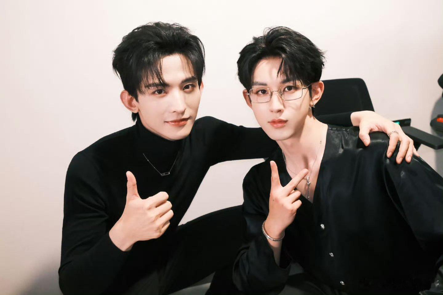 郭俊辰晒天地剑心合照帅哥美女同框养眼，权如沐的社交技能满分[爱慕][心] 看这合