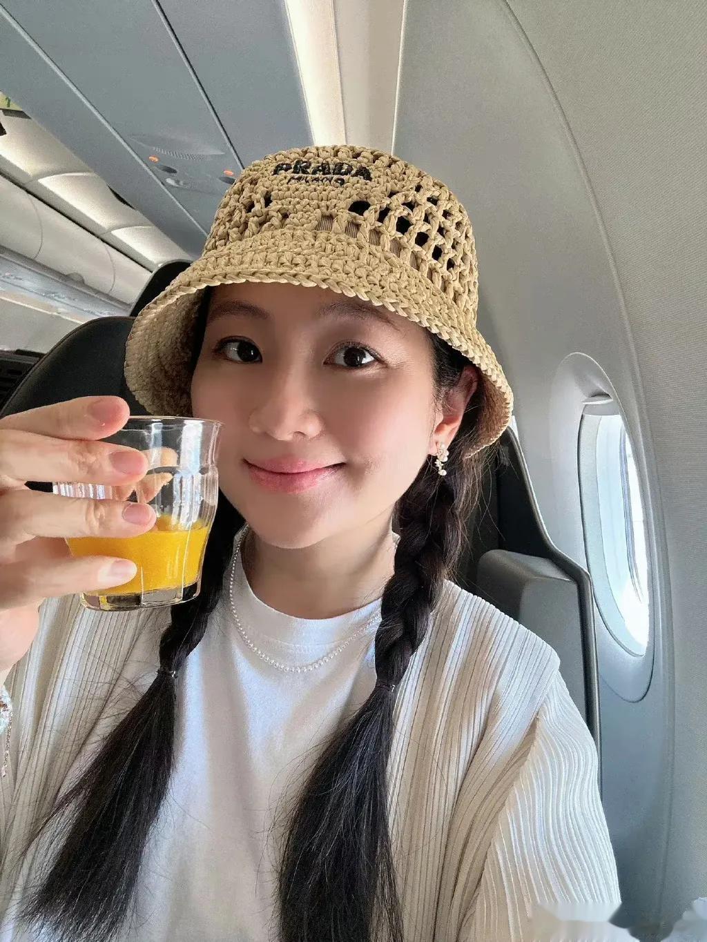 女星任家萱，冲上热搜，引发热议！

7月11日，久未露面的任家萱，突然冲上了热搜