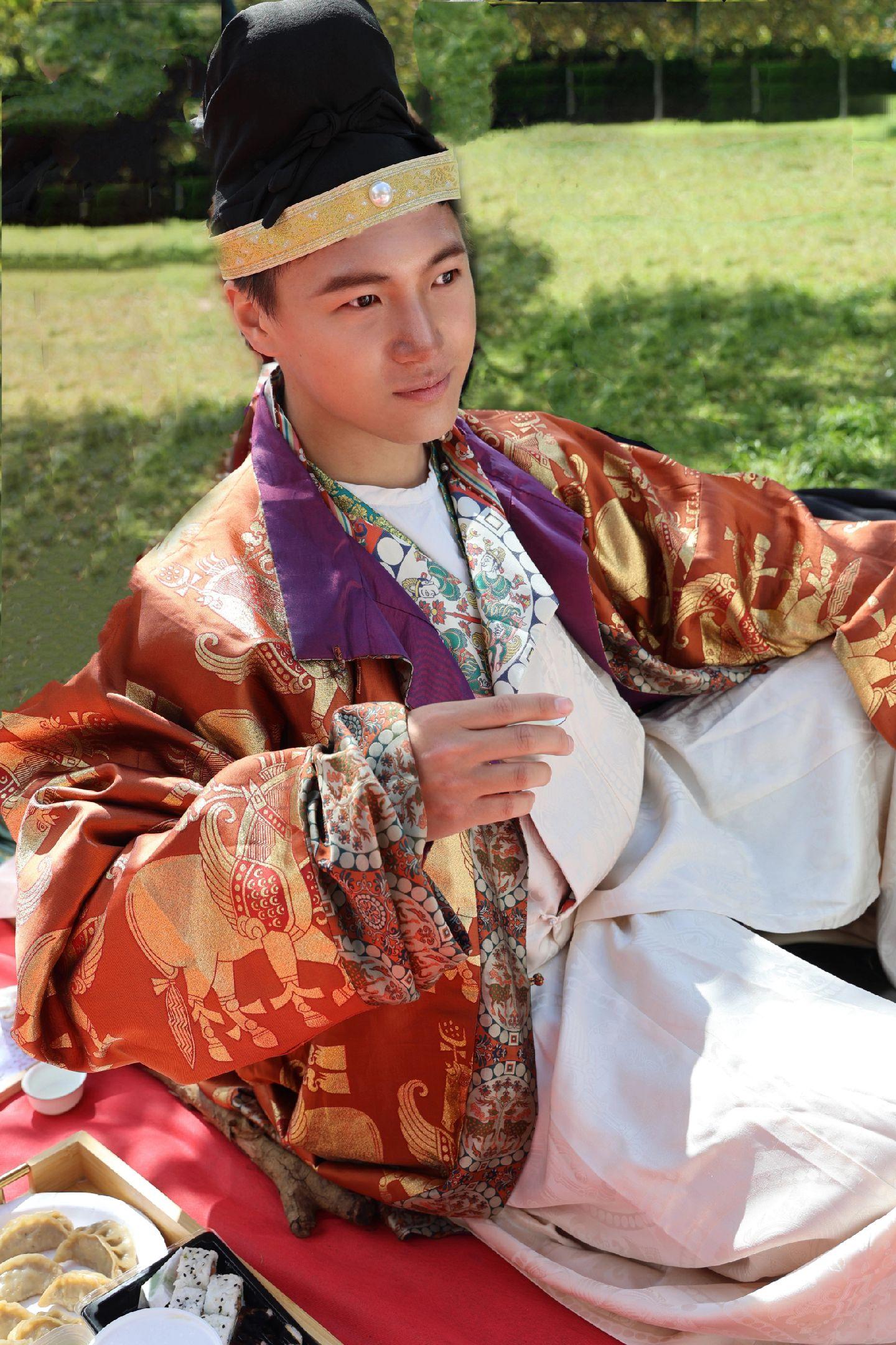 “三月三日天气新，巴黎水边多丽人”国玺公园，上巳樱花茶会！穿汉服法国人好多啊。自英美的汉服协会后，新加入了法国博衍汉服协会，与法国的汉服同袍们相会于春日上巳。这应该是我见到非国人穿汉服最多的一次了。
巴黎生活