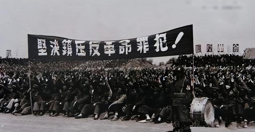 1953年，曾经救过新四军的恩人被判处了枪决。陈毅得知此事以后，亲自下令叫停：“