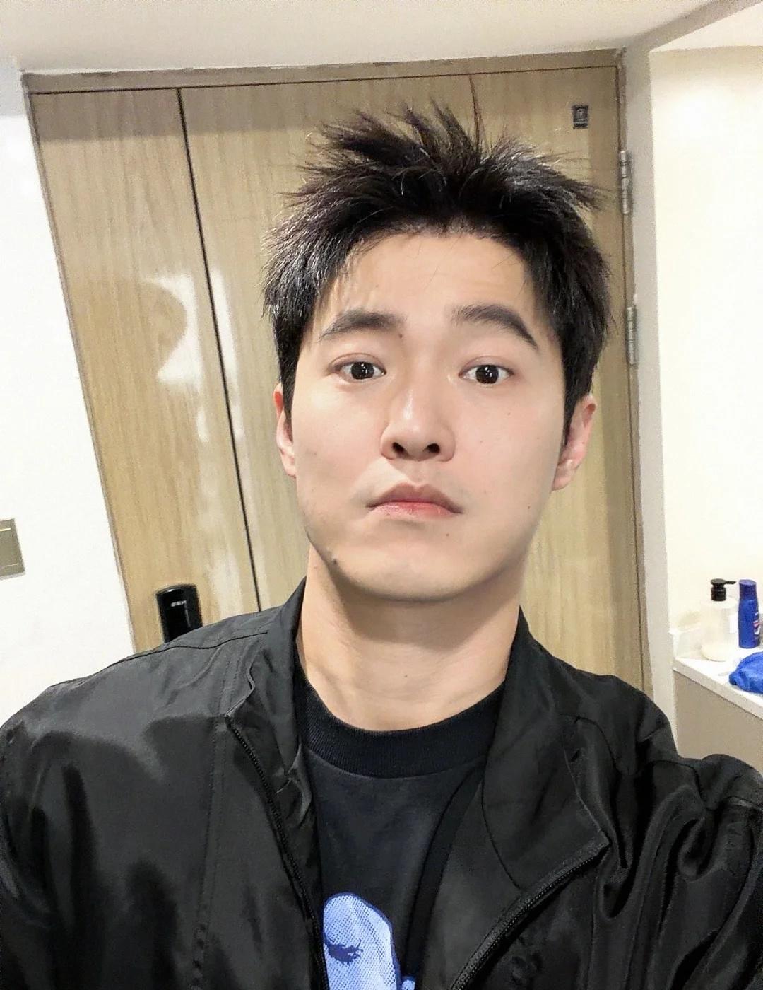 六月的杭州居然要穿外套
头发得支棱起来 没有丑男人只有懒男人 保持少年感