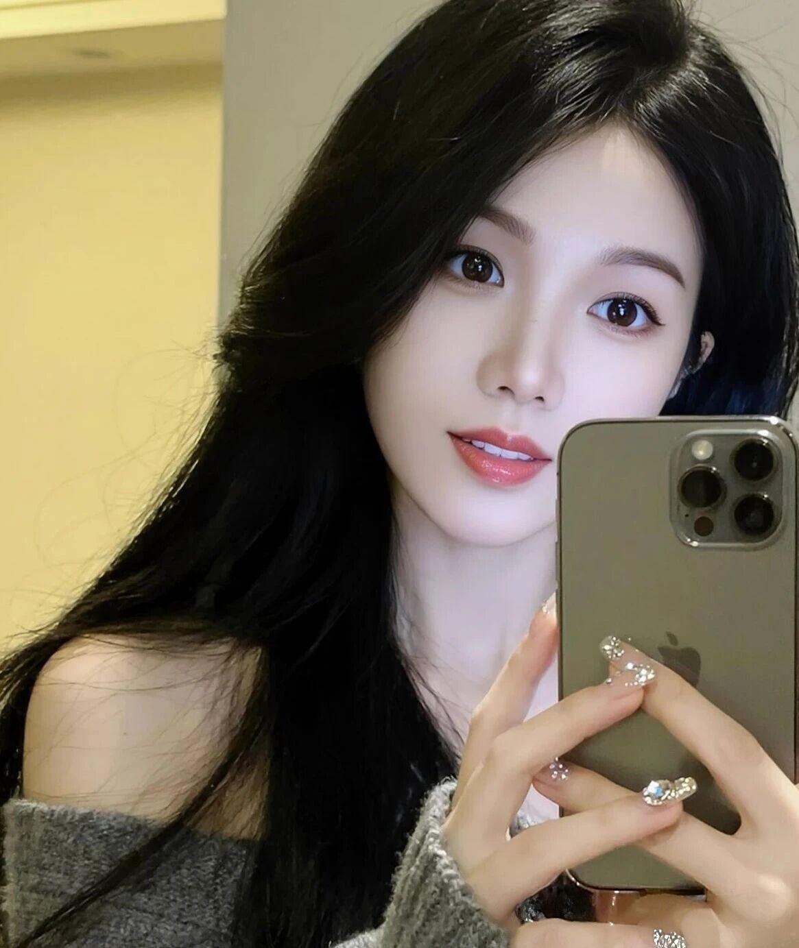 珍珠耳饰在你耳畔轻摇，不是简单的装饰，而是月神遗落人间的泪滴，与你温润如玉的肌肤