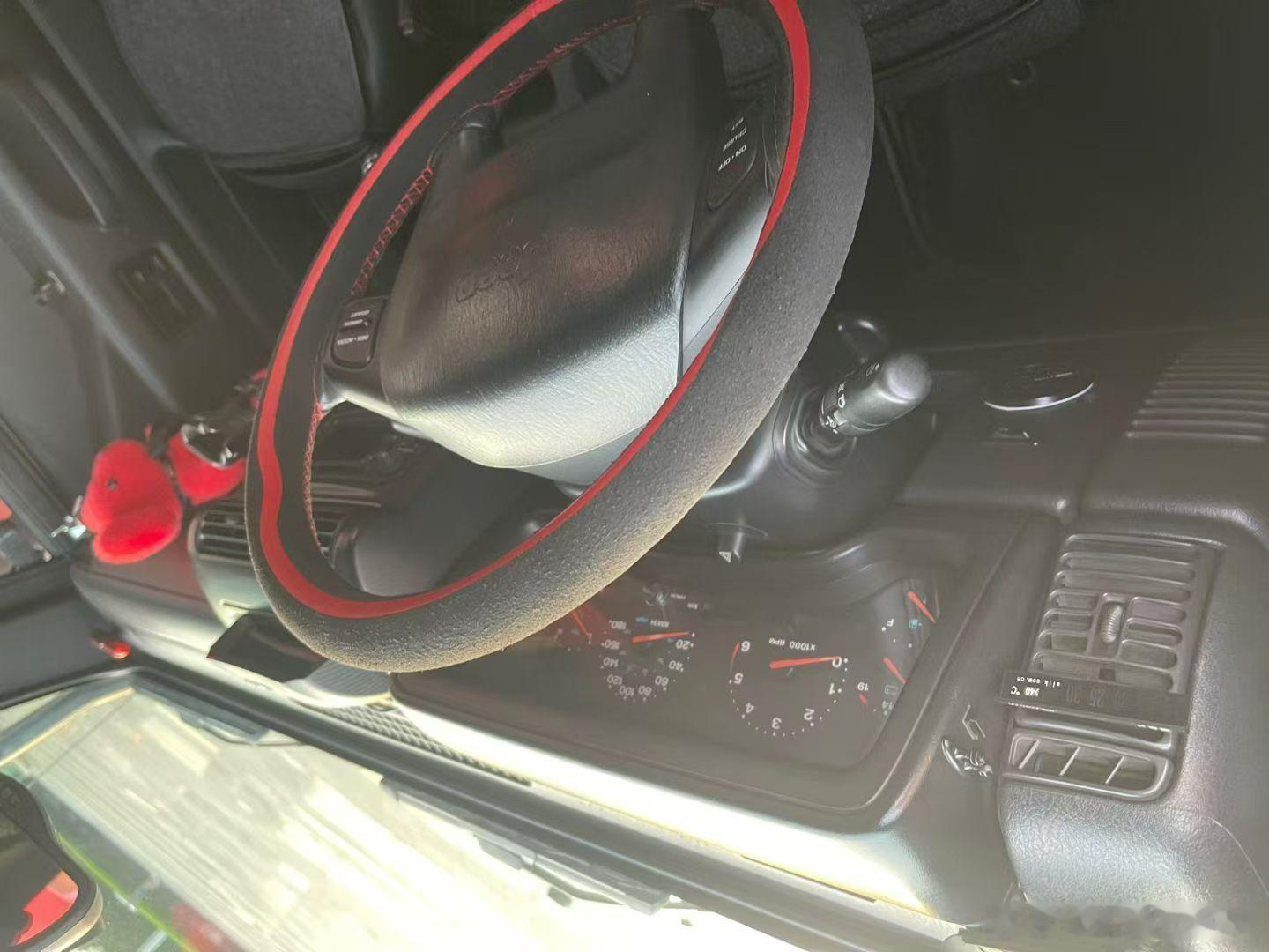 牧马人TJ劳拉限量款，全球限量1000台，4.0手动两把锁，04年落户，两套车顶