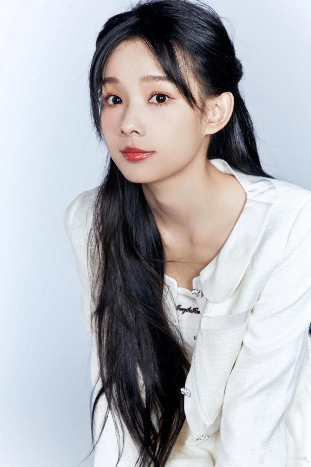 1.于正的亲女儿不再是白鹿了，因为白鹿已经轻舟已过万重山可以带人了。
2.赵晴将