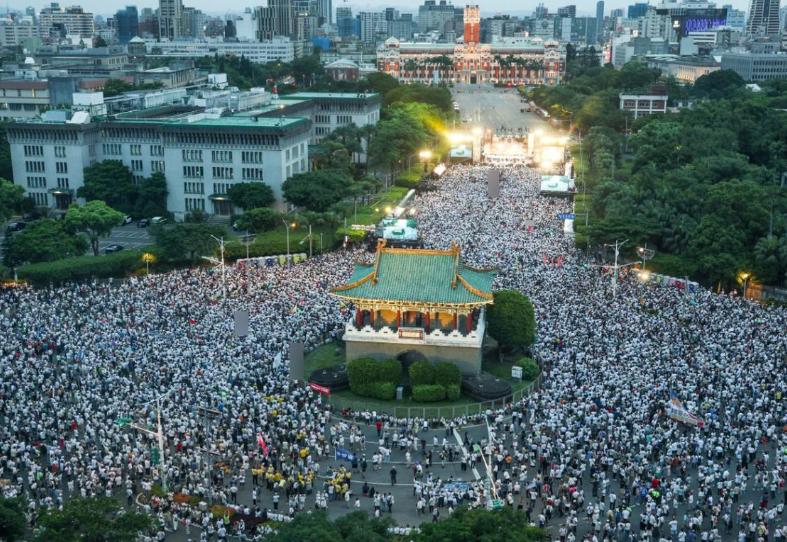 20万人凯道集结之后：蒋万安提倒阁，郑丽文进退两难
20万人齐聚凯道，声量最大的