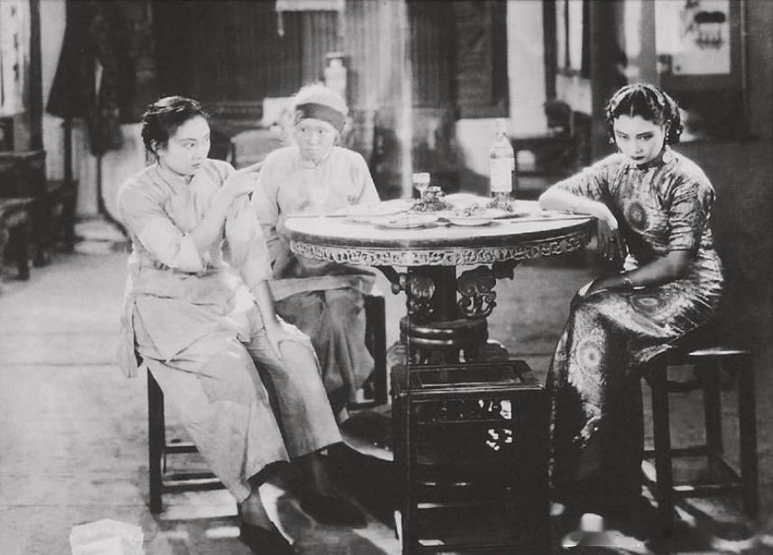 1933年电影《姊妹花》剧照，大宝（左）、二宝姊妹（胡蝶兼饰）终于与母亲（中，宣