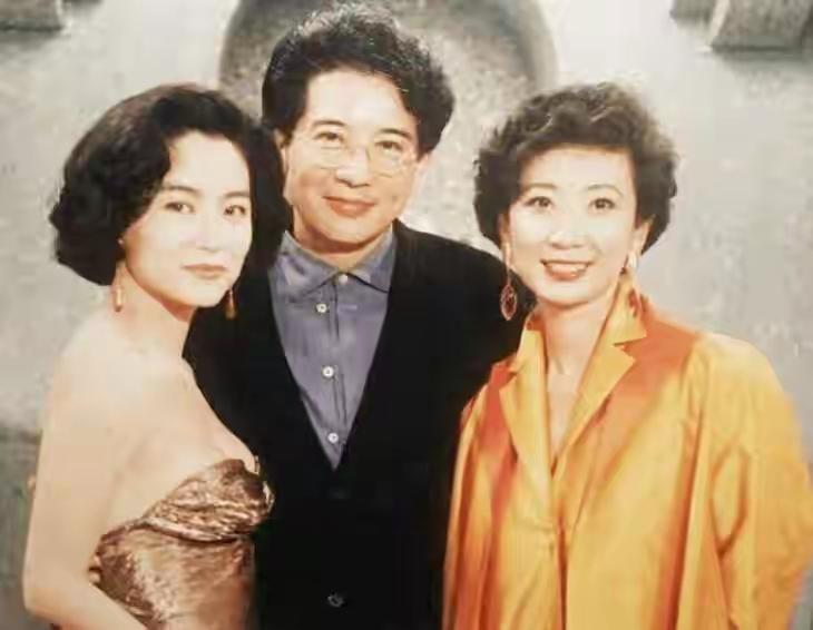 施南生和秦汉林青霞合影，不知道的人还以为秦汉施南生才是一对的呢，他们长得有点像，