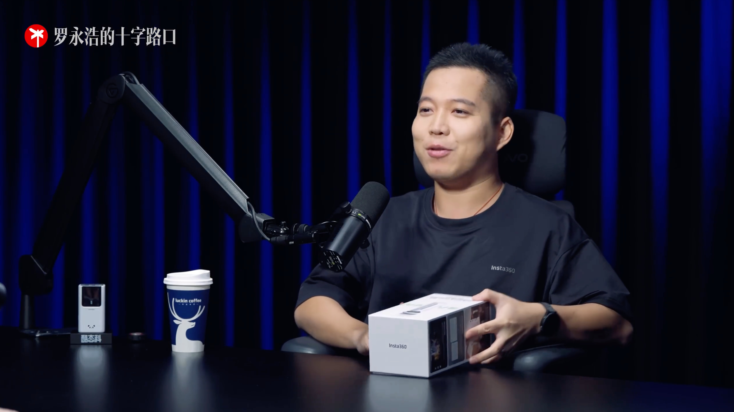 罗永浩对话影石CEO 又是一期超长的节目，四个多小时，恐怖如斯。开头那个送礼物环