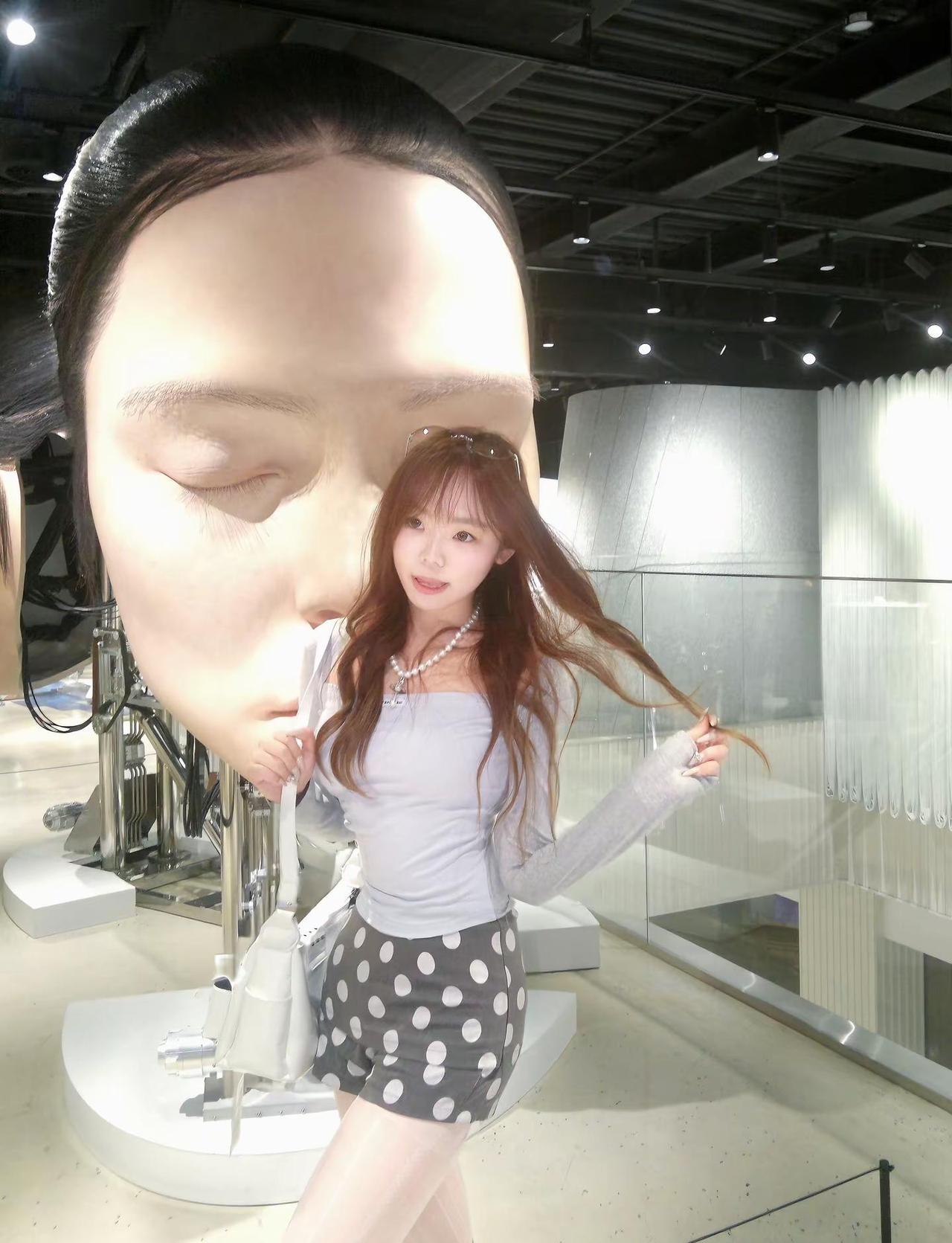 如果我现在公布恋情，有多少人会疯掉？有多少人会走向天台？医院是否人满为患？微博后