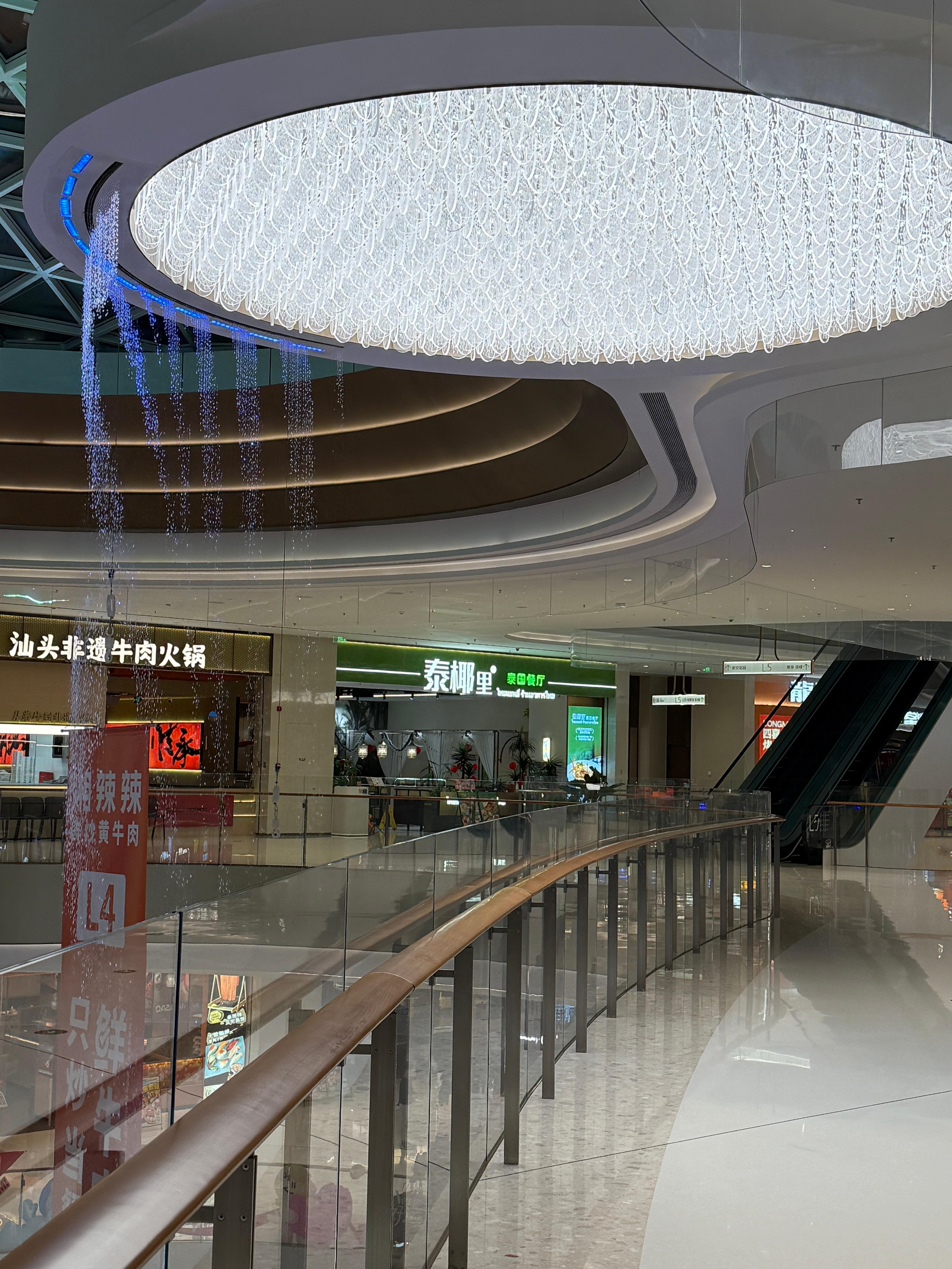 这个商场的卫生间蛮干净的，我就随口问了一下搞清洁的阿叔，年纪应该是65左右，我问