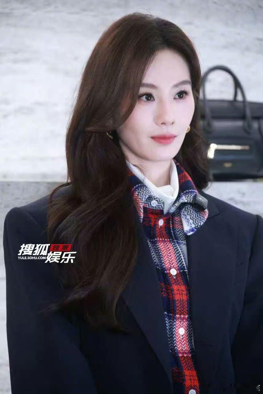 刘诗诗这次上海活动的表现简直无可挑剔！她身穿西装时的干练与飒气，简直让人心动不已