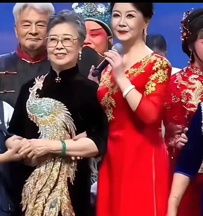 “德艺双馨”，咖位、卡位都是一流的老艺术家。
这个主持人该下岗。

能被叫做德艺