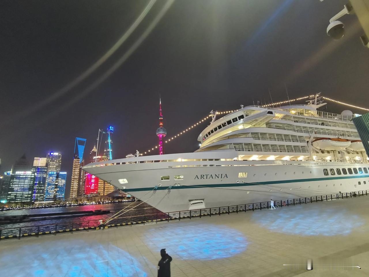 夜色下，两艘大型游轮将上千位外国游客带入上海#城市中的夜景# #黄浦江畔美景# 
