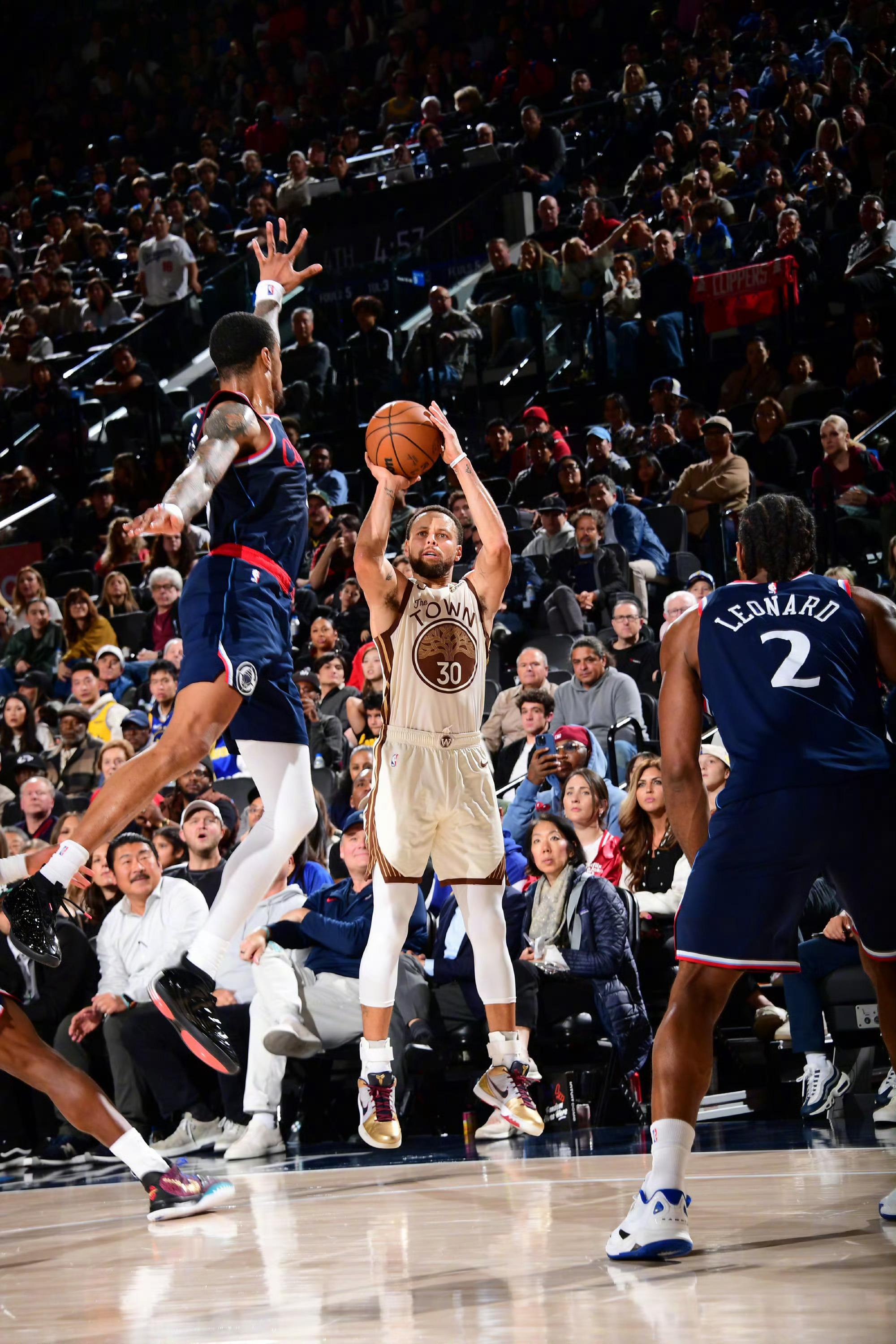 勇士能凑齐各个位置上又矮又没空间的球员属实也挺不容易的，给勇管点赞👍👍👍?