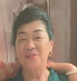贺娇龙母亲胡秀英，妹妹贺丽丽，丈夫闫勇杰
送别的那一天，山风很冷。母亲胡秀英一个