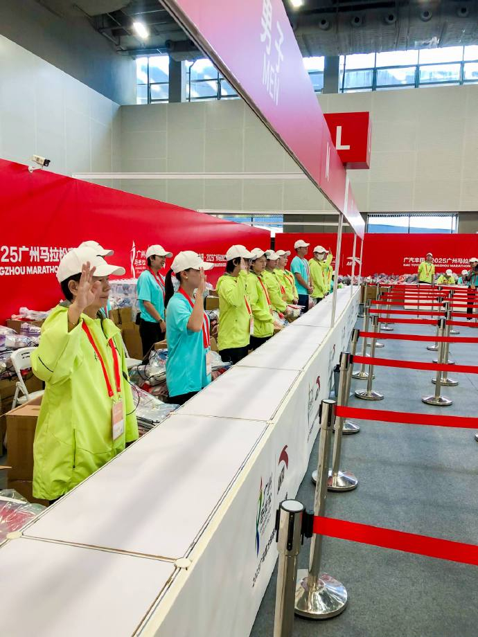 刚领完装备，推荐各位准备上马的跑者，来广马领装备，别光领完就走——现场的铂智7展