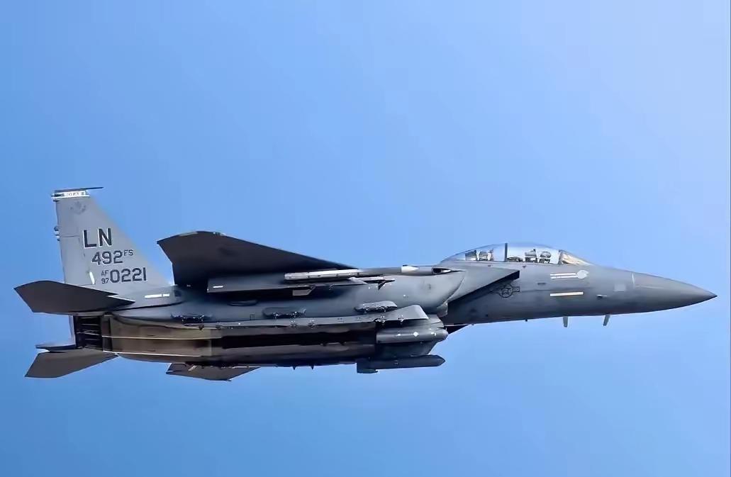 还是美国聪明，战斗机被击落了，就说是故障，或者是友军误击。
 
这哪是聪明，分明