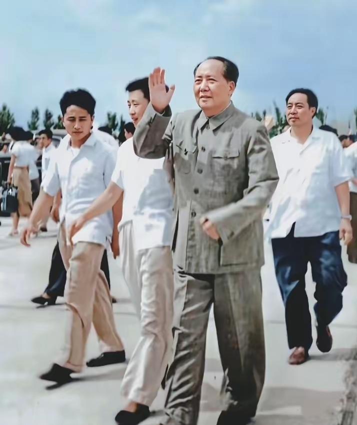 这张照片是1953年6月28日由摄影师吕厚明拍摄的。

毛主席前往北京朝阳区（原