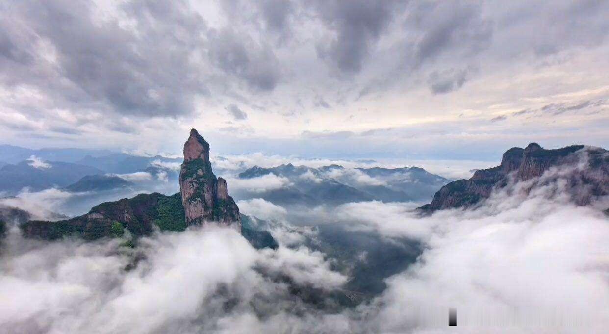 台州，浙江地貌的天然缩影，一半群山一半海 
 
很多人不知道，台州完整复刻了浙江