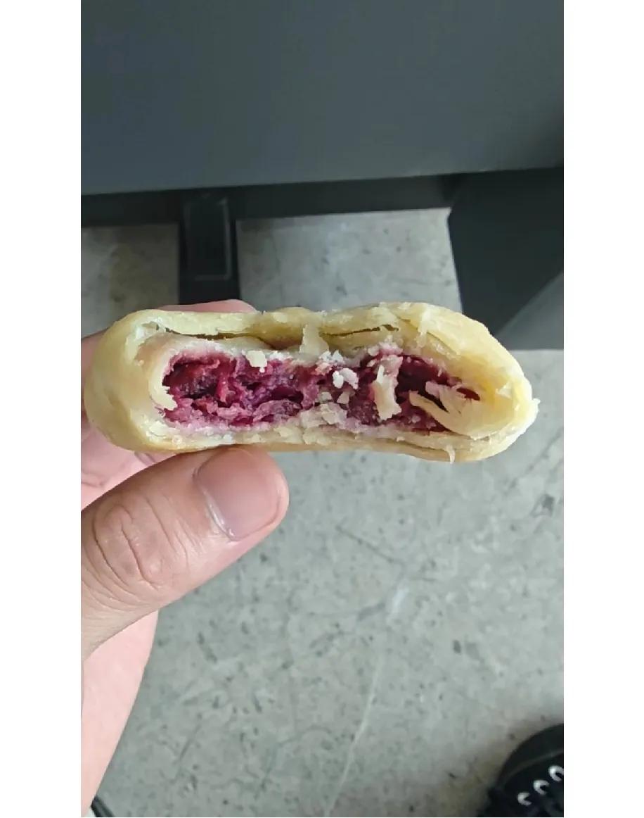 连续三周开一小时车冲勤天小镇买玫瑰饼，结果越吃越心凉，第一次那饼油润软乎，香得舔