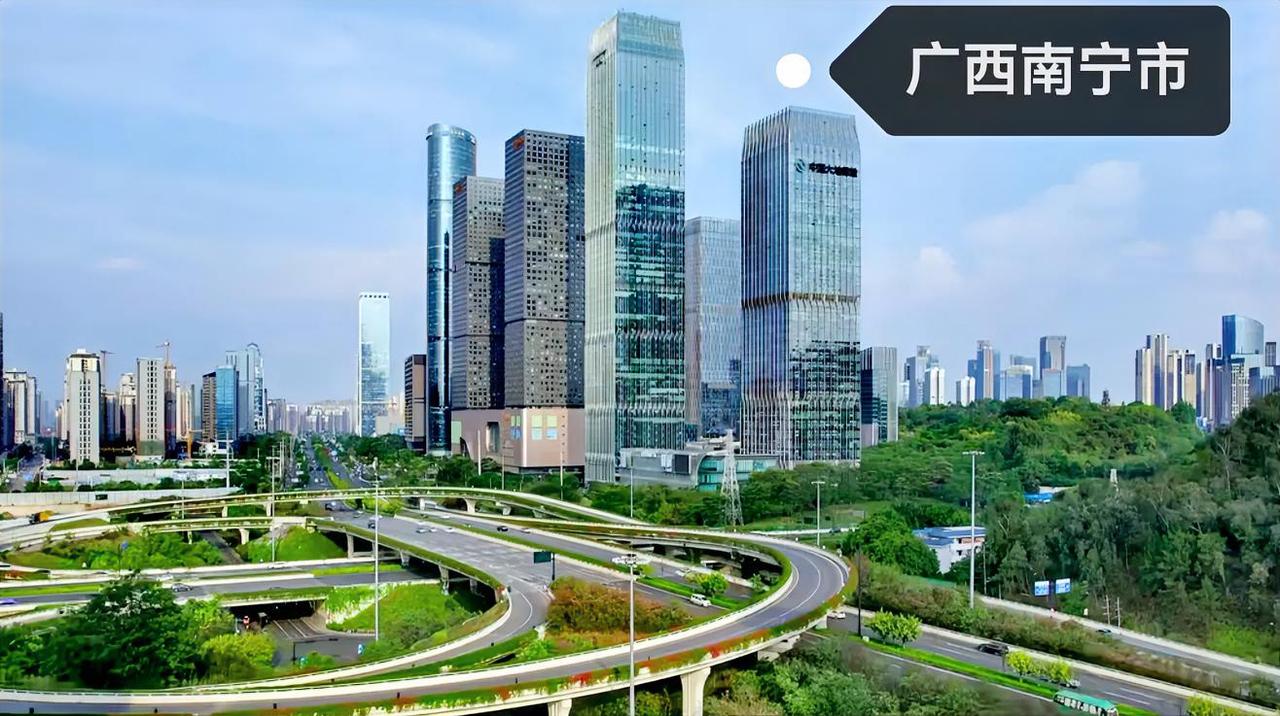 广西南宁市这个城建真的没话说，高楼、立交桥、高楼与马路的距离，尤其是立交桥这样的